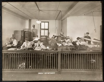 Un hombre y una mujer trabajando en la oficina de crédito de la Mantle Lamp Co. de América, Nueva York, 1915-16 de Byron Company